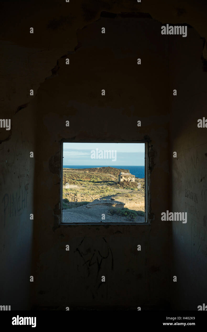 Vieille ruine sur la falaise par la mer vu depuis la fenêtre de la ...