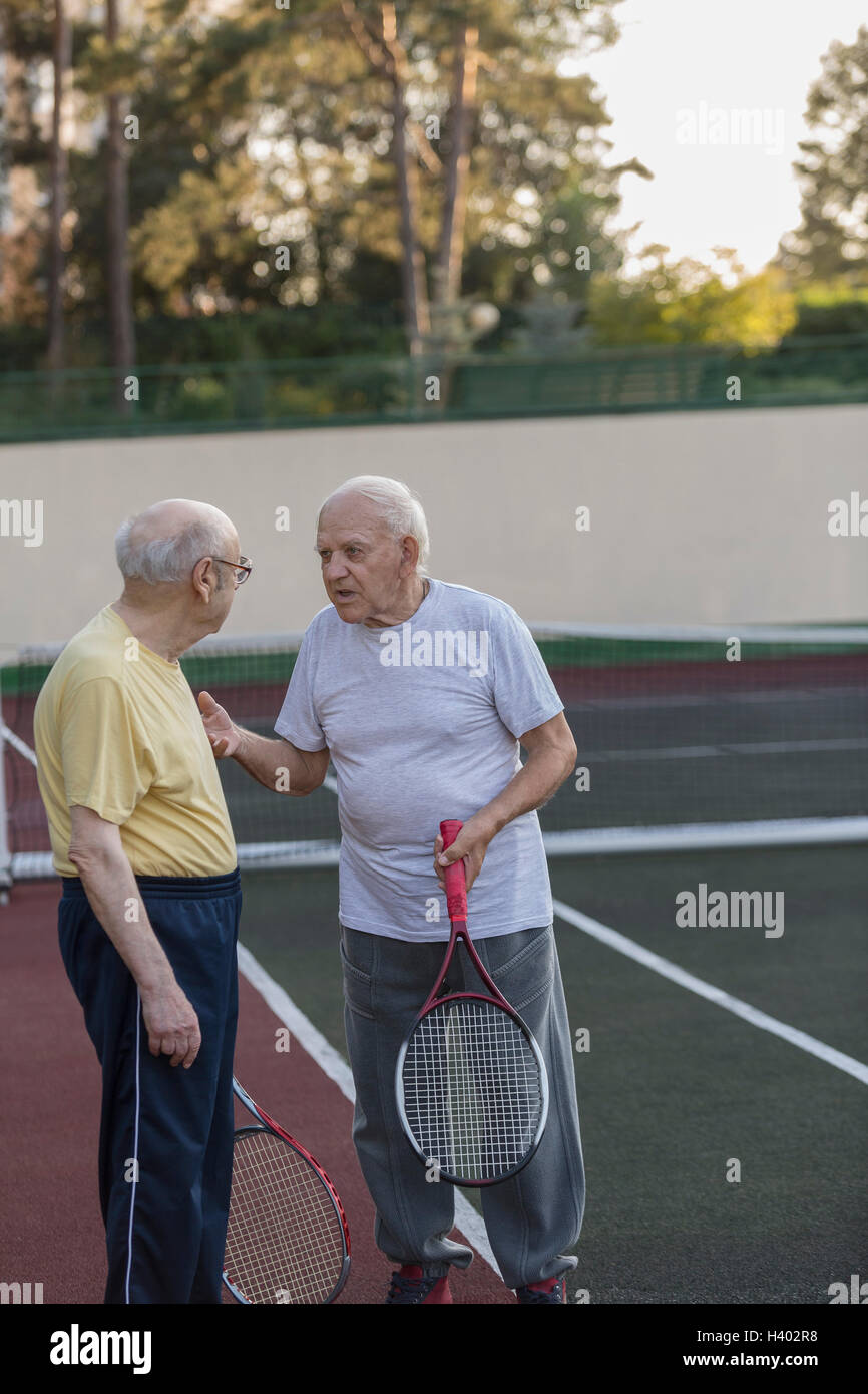 Trois hommes tenant des raquettes de tennis Banque de photographies et d’images à haute