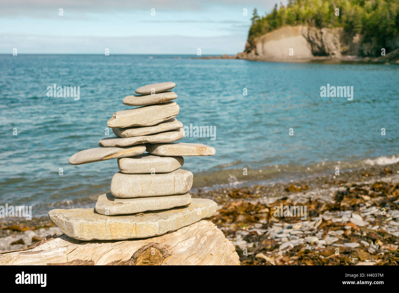 Pile en pierre sur plage avec filtre retro décolorées Banque D'Images