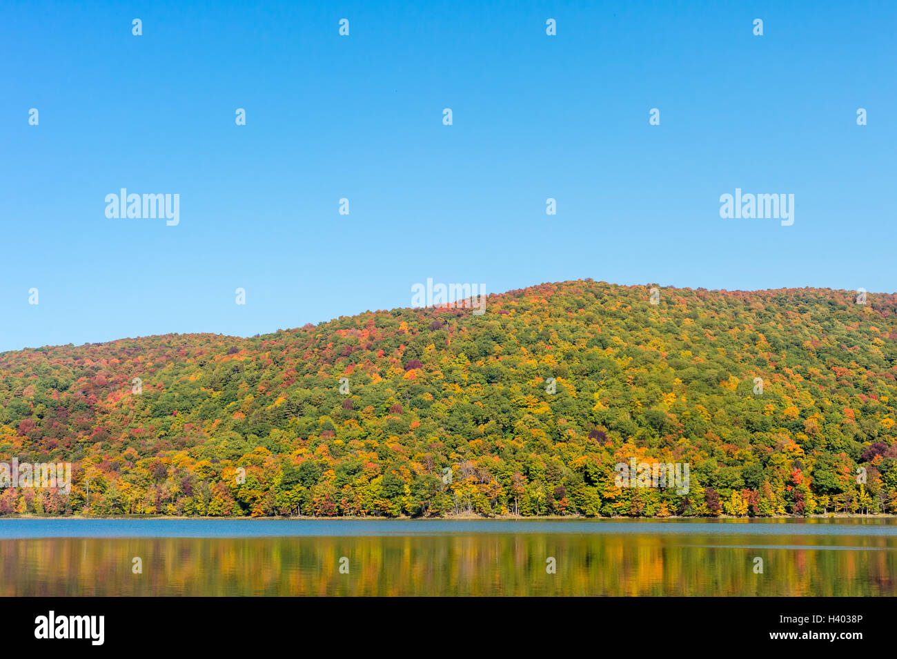 Le lac Hertel, au Québec, au Canada, aux couleurs de l'automne Banque D'Images