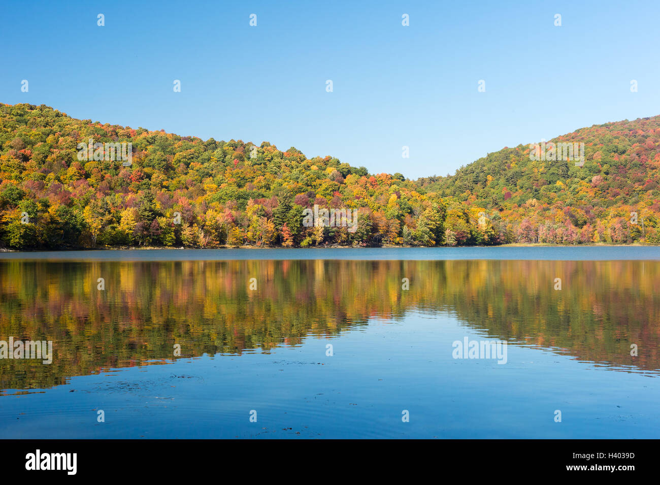 Le lac Hertel, au Québec, au Canada, aux couleurs de l'automne Banque D'Images