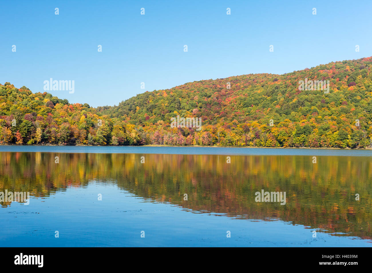 Le lac Hertel, au Québec, au Canada, aux couleurs de l'automne Banque D'Images