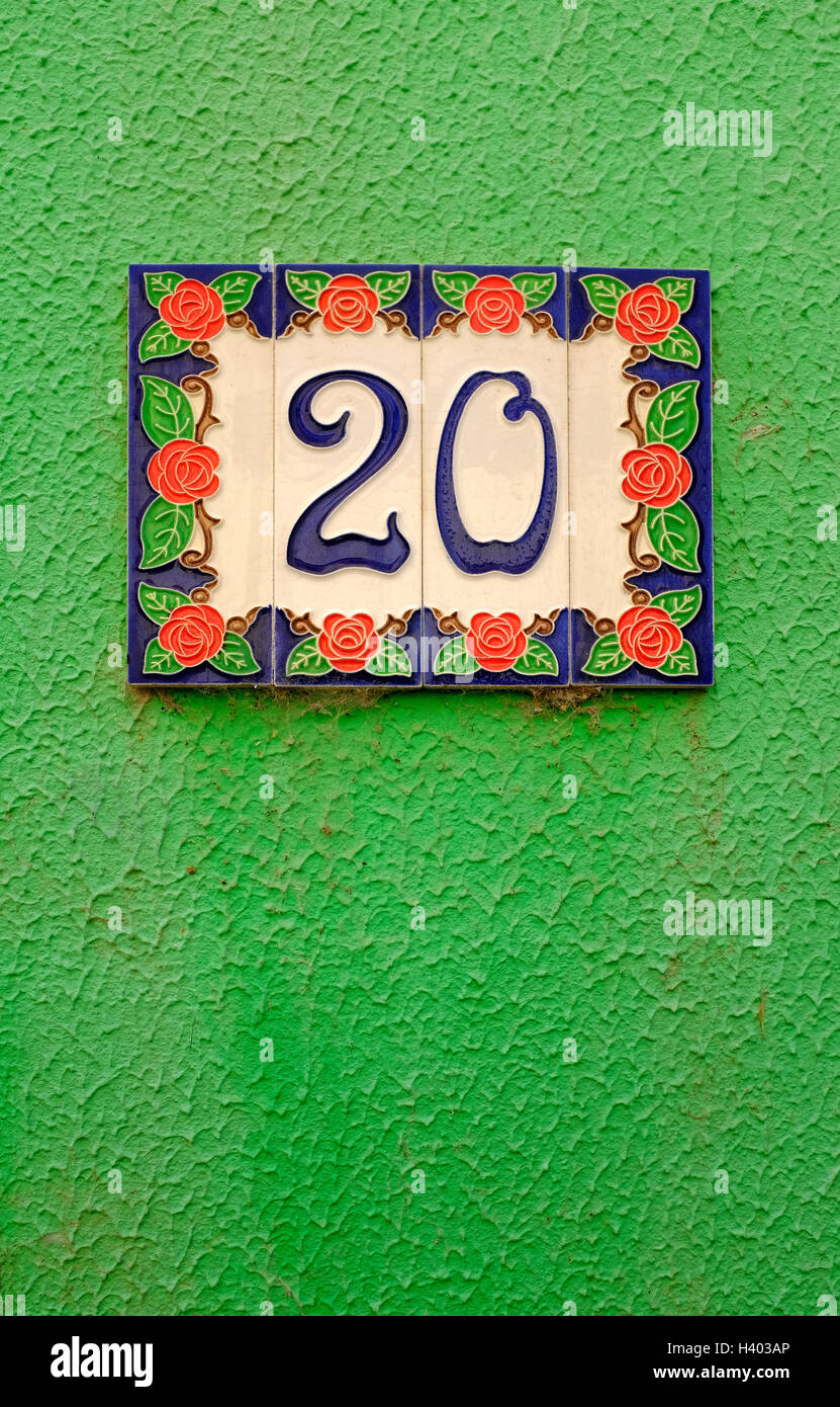 Numéro 20 sur le mur de la maison verte Banque D'Images