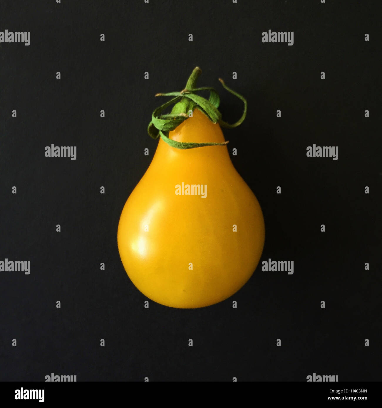 Portrait d'une tomate poire jaune Banque D'Images