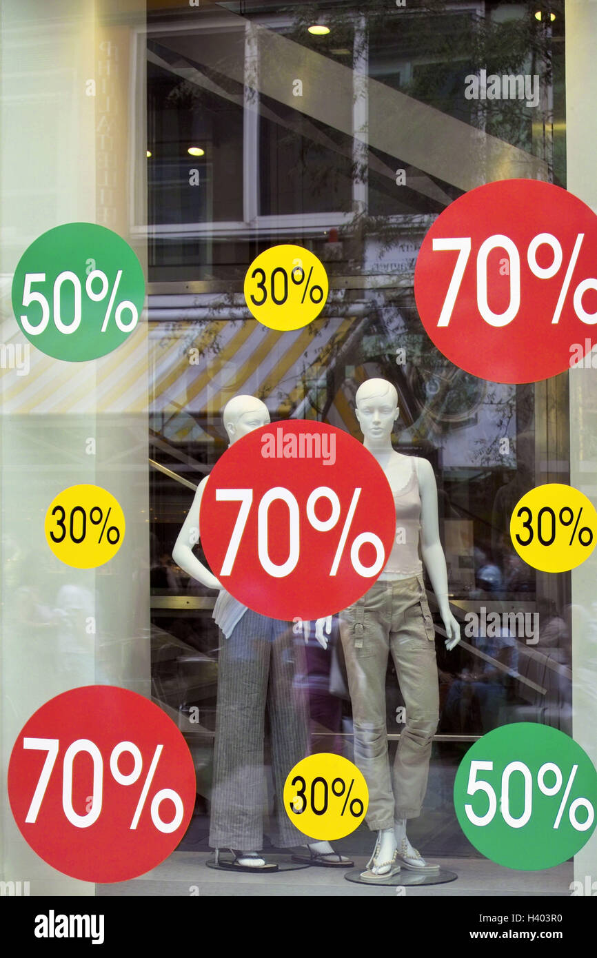 Vêtements, shop-window, signes d'escompte, affaires, économie, commerce de détail, shopping, shopping, magasin, achat, produit, boutique, vêtements, vêtements, produits, frais, des mannequins, de la fenêtre, vitre, vitrine de slice, autocollant, panneaux, par Banque D'Images