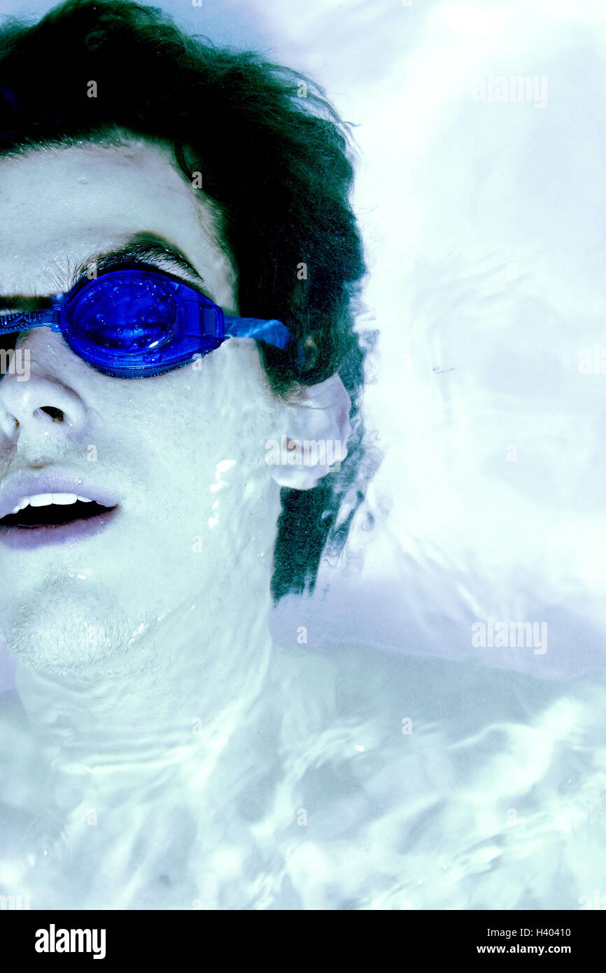 L'eau, l'homme, partie supérieure du corps, la natation lunettes, en position arrière, flotteurs, sans vie, gondolé, 24 ans bleu monochrome, float, noyé, mortel, mort, sans bouger, toujours, a un accident, noyé cadavre, malchance, destin, non flottante, ba Banque D'Images