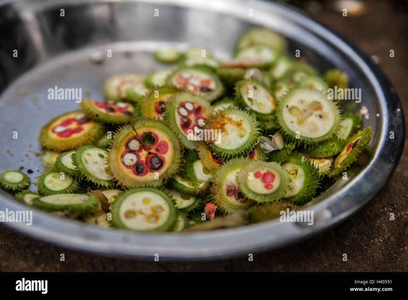 Wild fruits non cultivés pour un curry. Les femmes Adivasi autochtones recueillent les fruits dans les forêts du Jharkhand, en Inde. Banque D'Images