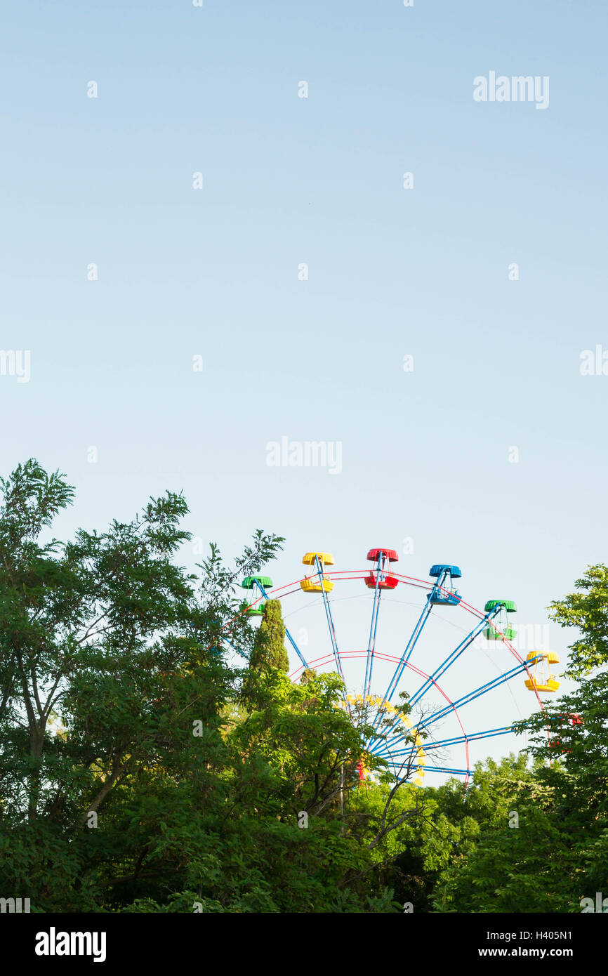 Grande roue ride dans l'été dans la ville Banque D'Images