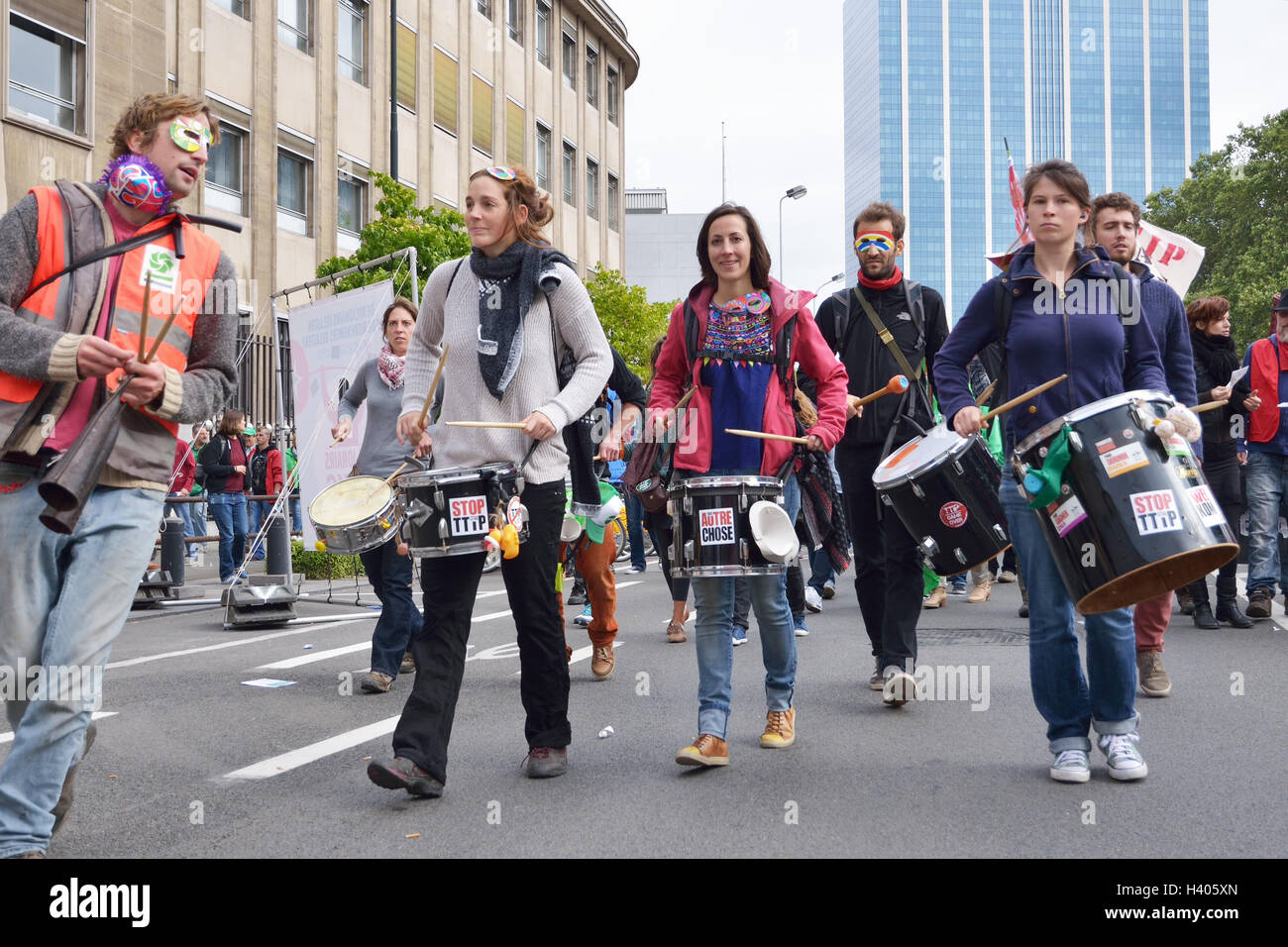 Les participants de la manifestation se déplacer à Gare du Sud le jeudi 29 septembre 2016 à Bruxelles, Belgique Banque D'Images