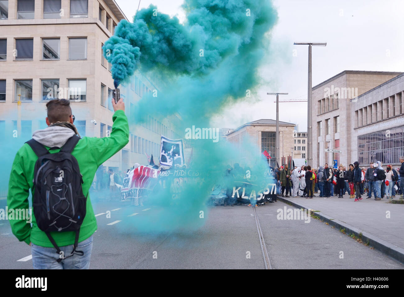 Les participants de la manifestation se déplacer à Gare du Sud le jeudi 29 septembre 2016 à Bruxelles, Belgique Banque D'Images