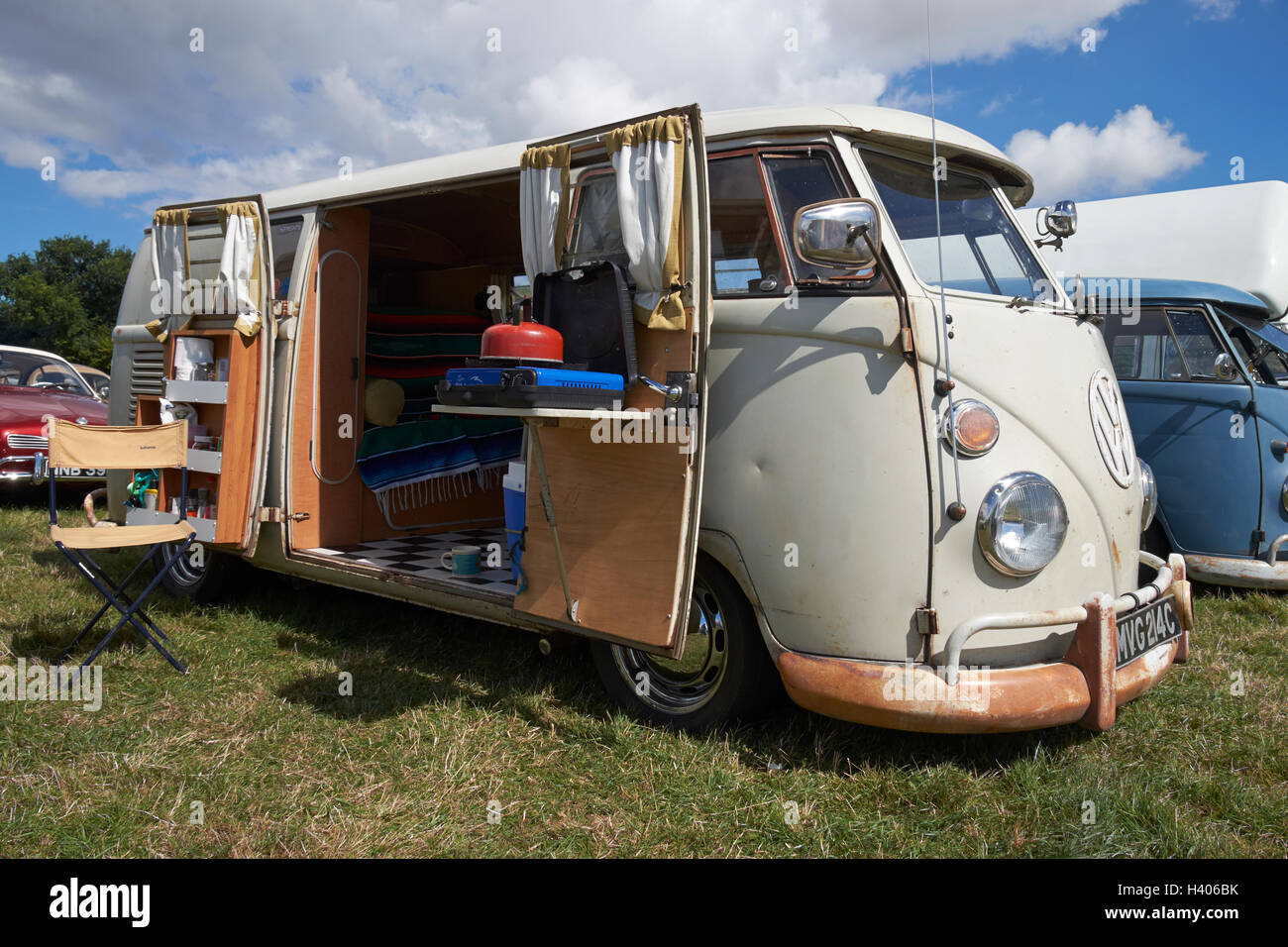 Un écran partagé VW camper van avec open 'portes de grange' à la dérive Viva Vegas Classic VW Show, Kraainem Park, Lincolnshire, Royaume-Uni. Banque D'Images