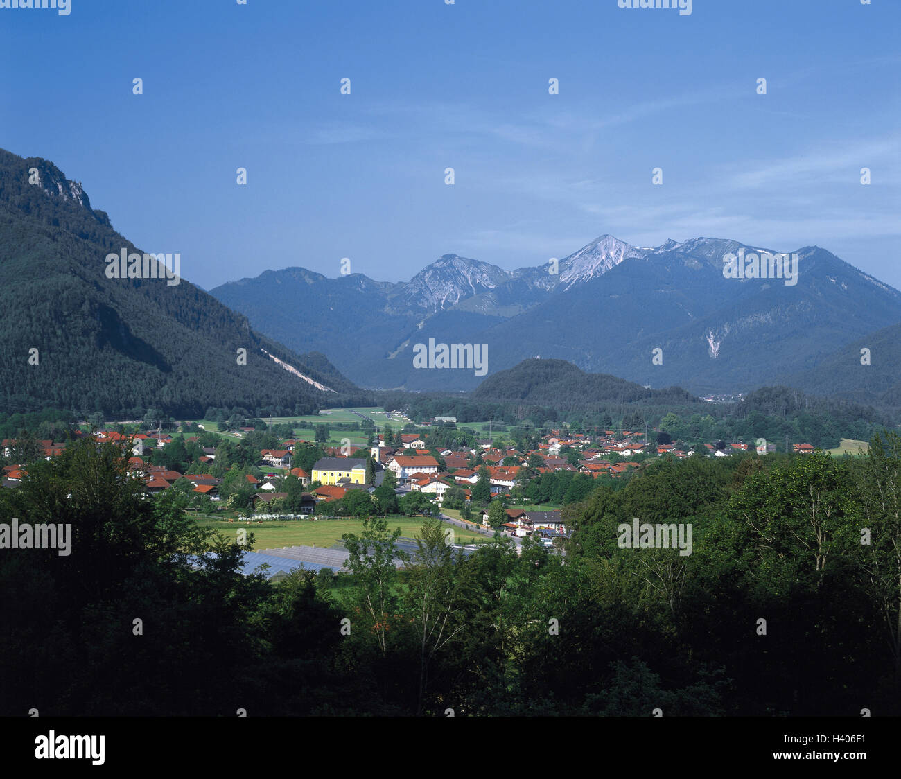 Allemagne, Bavière, Bade-Wurtemberg, Inzell, vue locale, l'église, l'Europe, la Haute-Bavière, Alpes de Chiemgau, montagne, paysage de montagne, place, maisons, maisons, église paroissiale, la santé de l'antenne locale, resort, été aperçu Banque D'Images