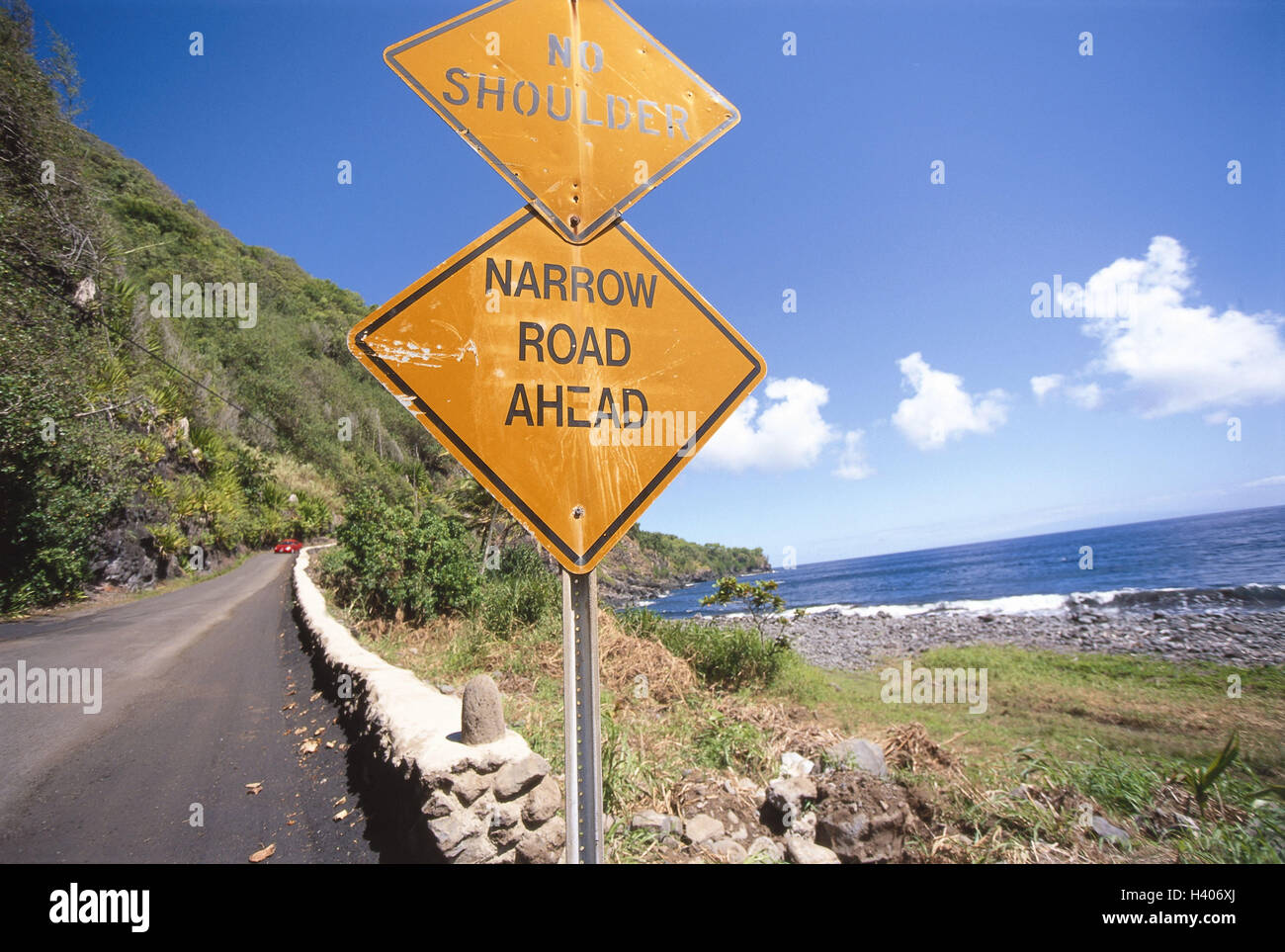 Les USA, Hawaii, Maui, Küstenstrasse, signalisation routière, voiture, Nord, Hawaii island, island, côte, côte de la bile, rue, route 31, signe, signe, signe de la circulation 'non', 'épaule route étroite pour l'avenir", de soins, de façon étroite, près Banque D'Images