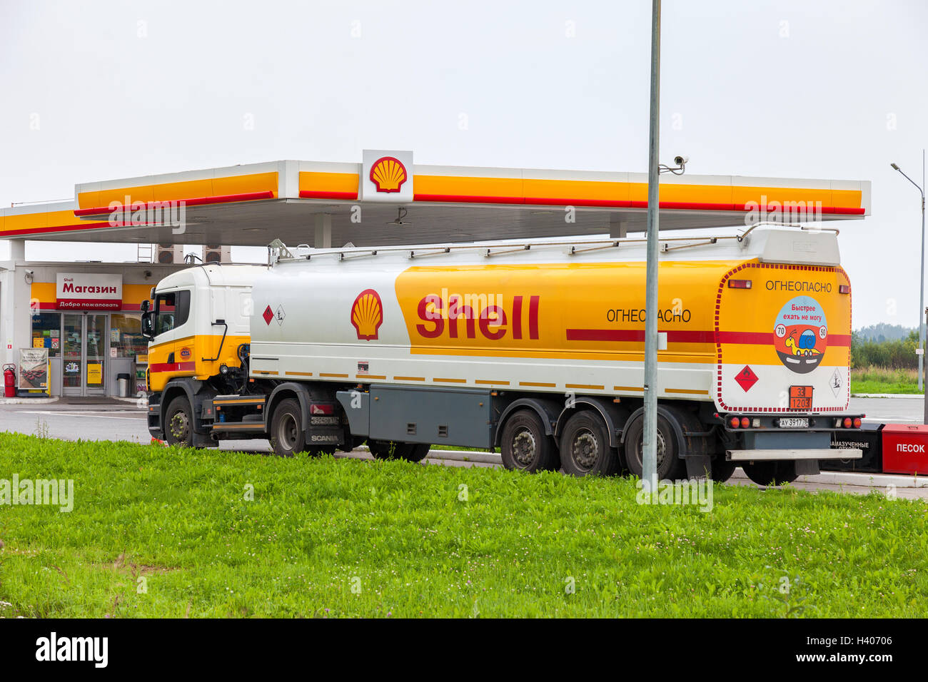 La Shell Oil camion à la station d'essence Shell Banque D'Images