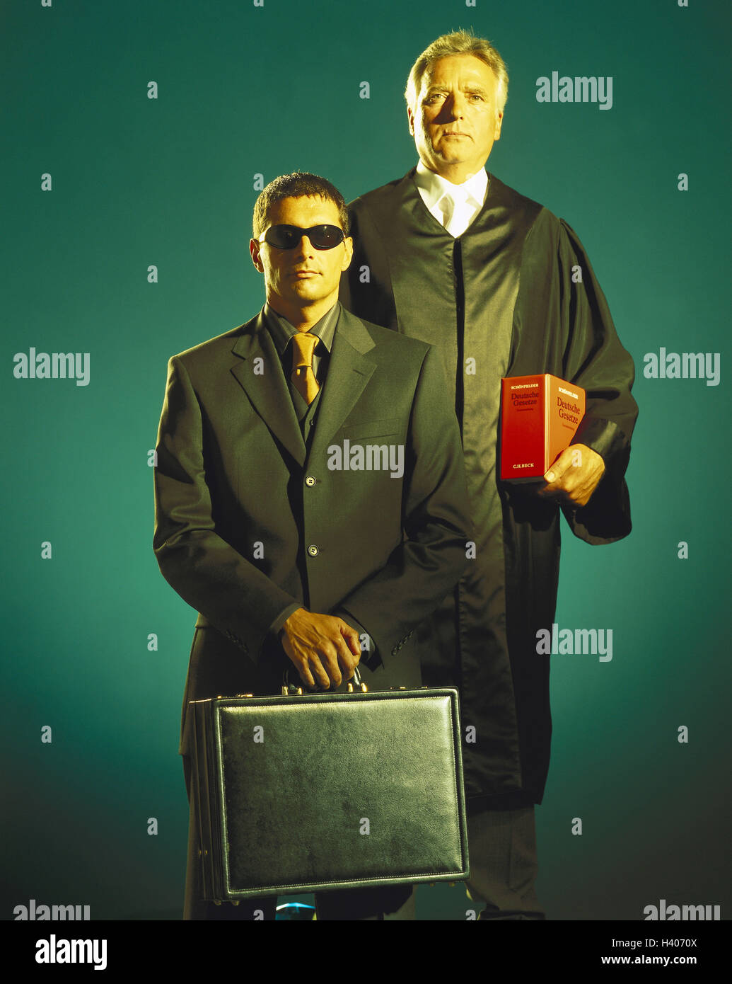 Solliciteur, sérieusement, code de droit criminel, lunettes, suitcase, demi-portrait, portrait de l'homme, hommes, 30  + 50 ans, procureur, solliciteur, avocat, système juridique, justice, mafia, corruption, mafieux, l'activité criminelle, le taux de criminalité, le criminel, le crime, la responsabilité pénale, de mort, d'une violation, en raison de punir pénalement, jugement, culpabilité, studio, Banque D'Images