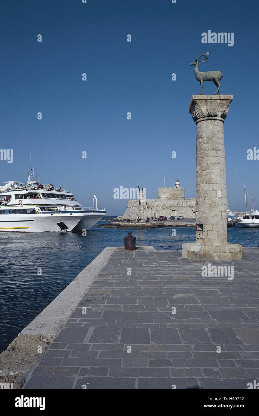 GR' la ville de Rhodes, l'entrée du port 'Mandraki piliers avec des cerfs et hind, Agio Nikolaos forteresse (15. Jhd.), ferry Banque D'Images