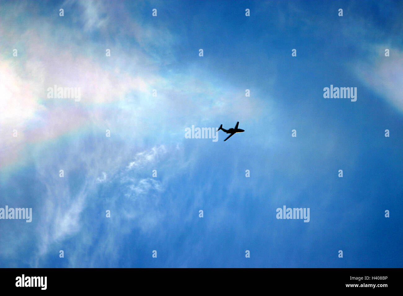 Ciel nuageux, silhouette, avion, vol, d'en bas, les nuages, l'air de beautyful vol régulier, bébés, jumbo-jet, avion, trafic, trafic d'air de l'aviation civile, le voyage par air, le trafic aérien, les voyages, l'avion, les voyages à l'étranger, le tourisme, perspective Banque D'Images