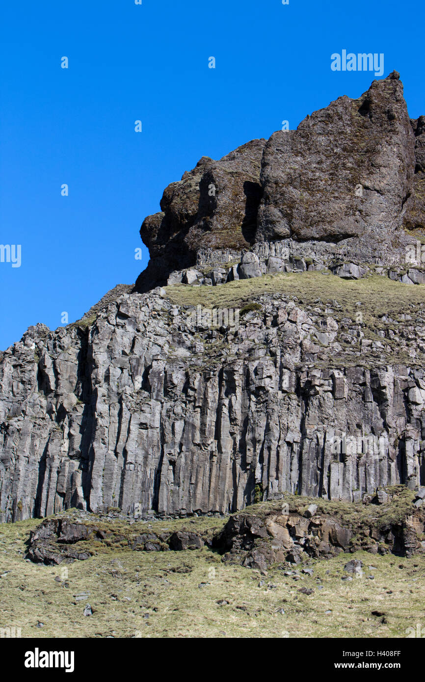 Les colonnes de basalte formations de roche volcanique en Islande les falaises près de la mer Banque D'Images
