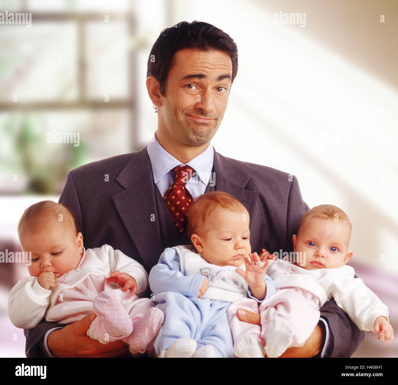Homme D Action Poursuite Les Bebes De Triplets Soins Du Visage Jouer Serieusement Douteux Portrait Famille Homme D Affaires Pere Enfant Bebe Bras Tenir Porter Exige Trop Une Demande Excessive Househusband Jeune Generation Pere Homme D Action Poursuite Les Bebes De Triplets Soins Du Visage Jouer Serieusement Douteux Portrait Famille Homme D Affaires Pere Enfant Bebe Bras Tenir Porter Exige Trop Une Demande Excessive Househusband Jeune Generation Pere