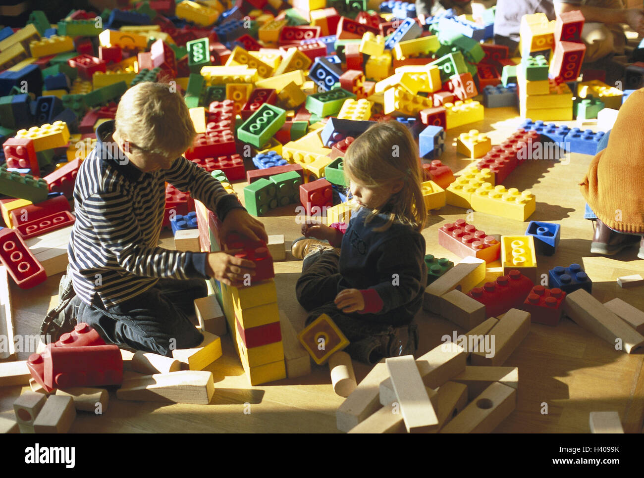 Les enfants, les jeux de couleurs vives, pièces, assemblage, des jouets,  des jouets, des jouets, des briques lego, des composants, de l'enfance, la  créativité, la concentration, l'extrait, la capacité d'apprentissage, de  compétences
