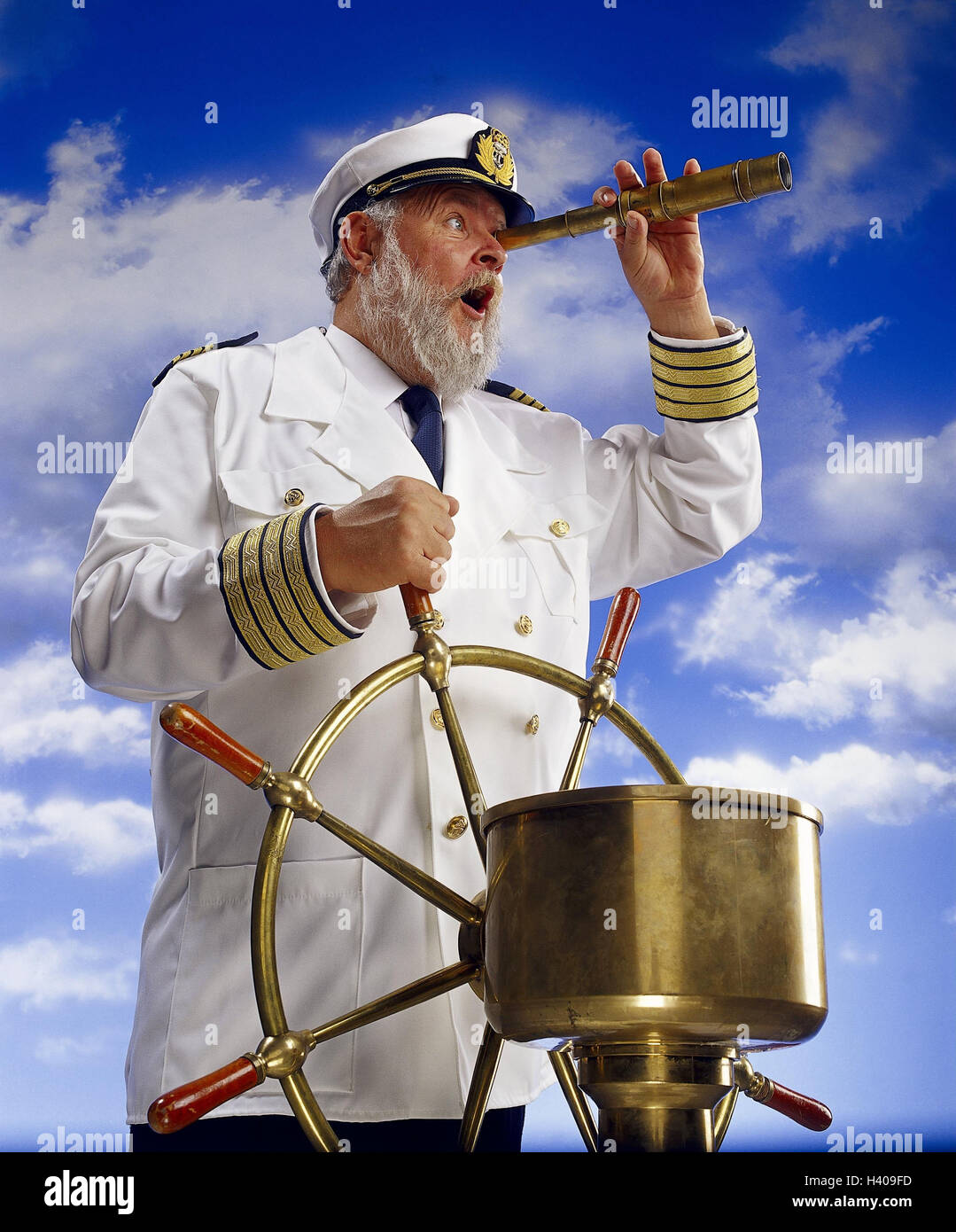 La composition, le capitaine, l'impôt, télescope, jouer du visage, étonnement, ciel nuageux concepts, senior, l'observation, l'observer, la marine, la navigation, capitaine, marin, voir, regarder, étonné, surpris Banque D'Images