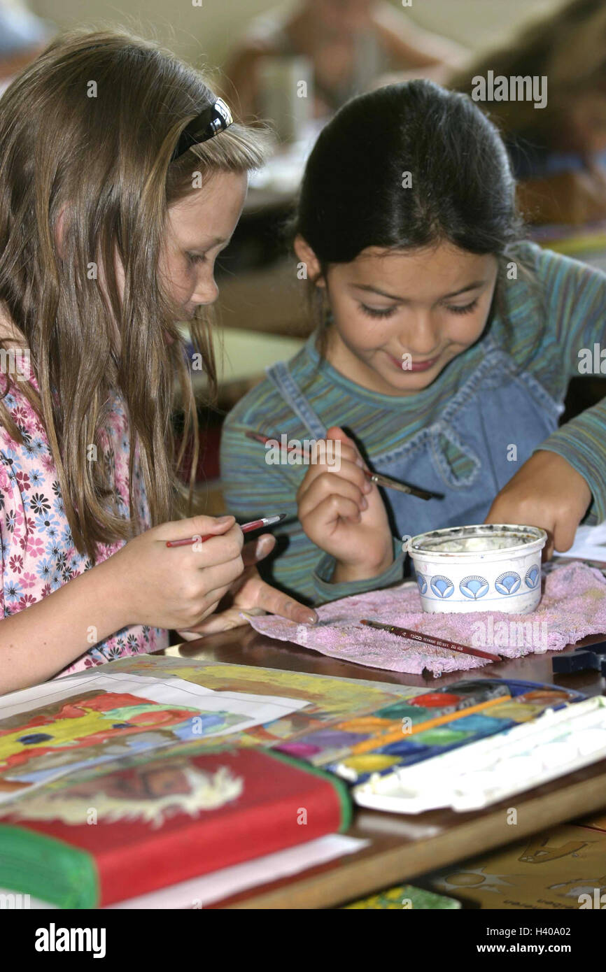 Les salles de classe, l'éducation artistique, des écolières, sketch pad, aquarelles, peinture, les leçons de l'école, leçons d'art, enfants, garçons, filles, amis, 10 ans, dessin, pinceau, couleurs, couleurs de peinture, heureux, ensemble, malheur, malheur, attention, l'intérêt, à l'intérieur Banque D'Images