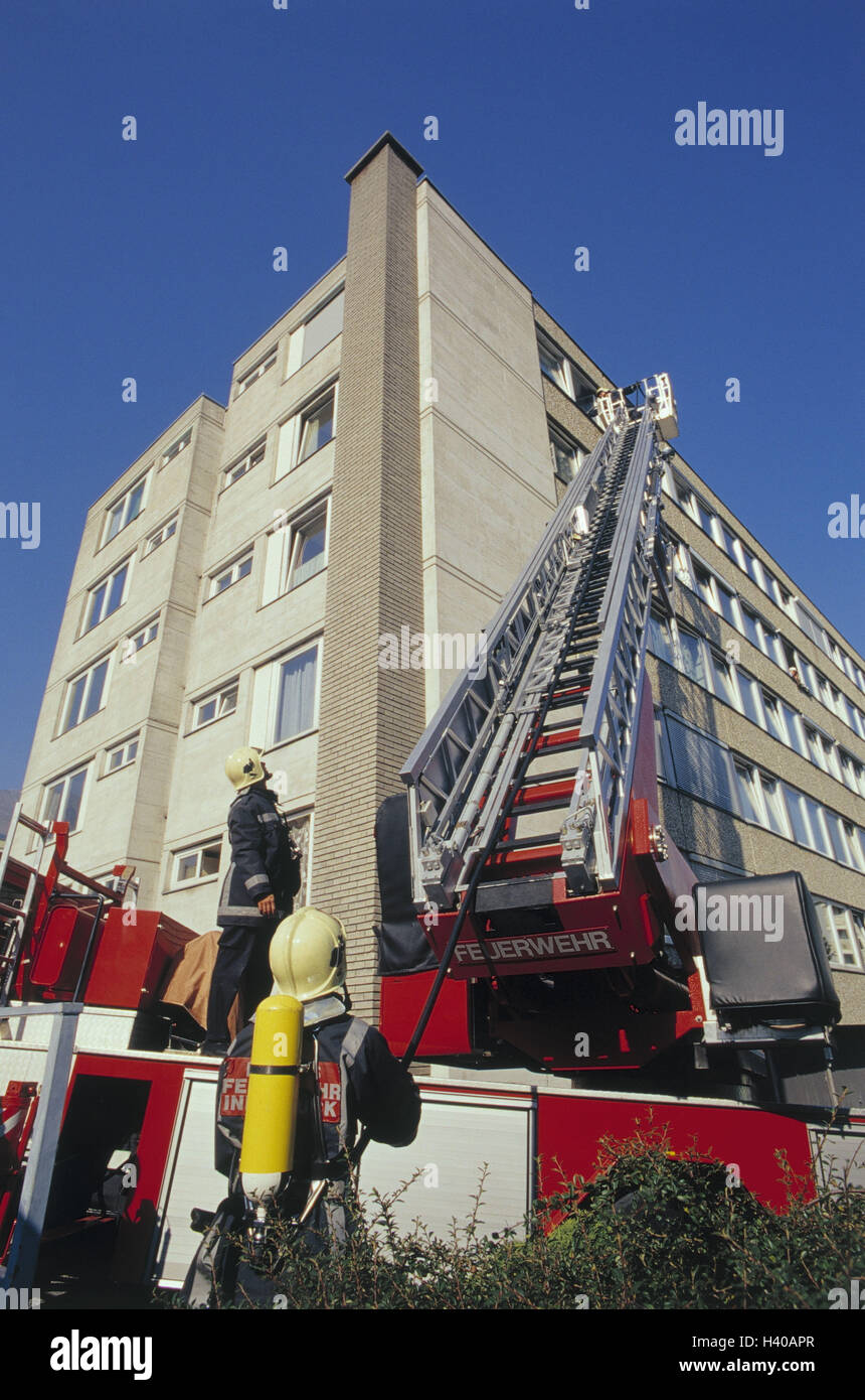 La Tour, pompiers, chef d'orchestre, pompiers, à l'extérieur entrée privée, entrée d'urgence, de sauvetage d'urgence, d'entrée, de sauvetage, d'aider, d'accident, l'aide de l'échelle d'incendie, le dernier étage, l'entrée de la fenêtre Banque D'Images