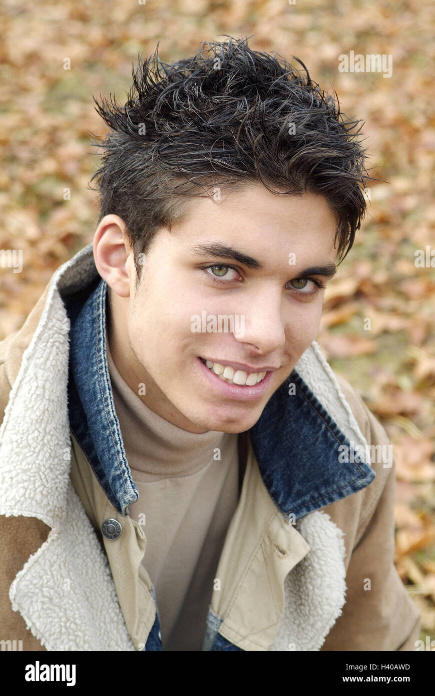 Jeune Aux Cheveux Bruns Sourire Portrait Automne Temps De Loisirs L Homme Jeune Adolescent 15 Ans Les Yeux De Couleur Vert Hairstyle Volants Coiffure Look Imprudents Cool Heureux En Harmonie Est Relaxant Satisfait