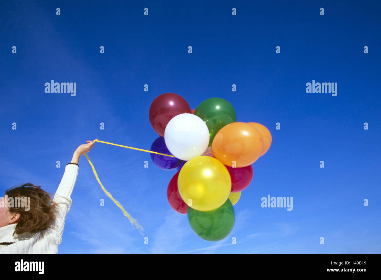 Femme, Run, Hold, ballons, gondolé, ballons, antenne-remplie, pleines de couleurs, nombre énorme, voler, monter, grimper, icône, conception, de liberté, de facilité, de l'insouciance, l'insouciance, l'enfance, le souvenir de la nature du plaisir, amusement, l'exubérance, gaieté, heureux, insouciant, satisfaction, joie, sentiment de la vie, l'émotion, Banque D'Images