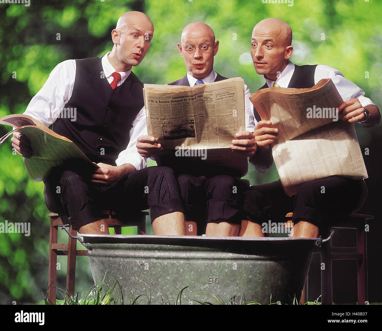 Manager, 3, tête chauve, presse, les pieds, l'étain à remous, cool, jouer du visage, étonnement studio, chaises, chaise, s'asseoir, lire, surpris, étonné, news, l'homme, les hommes, homme d'affaires, gens d'affaires, journal, à remous, de la chaleur, de surprise, étonné Banque D'Images