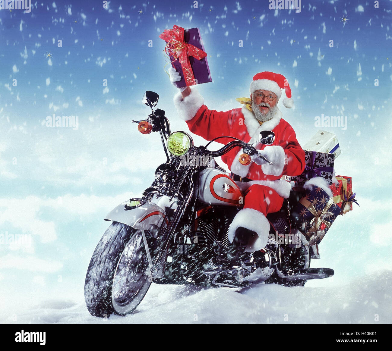 Santa Claus, moto, présent, vague, Noël neige, la distribution des cadeaux,  le Père Noël, moto, cadeaux, livre, Noël, livrer, transporter, neige,  studio Photo Stock - Alamy
