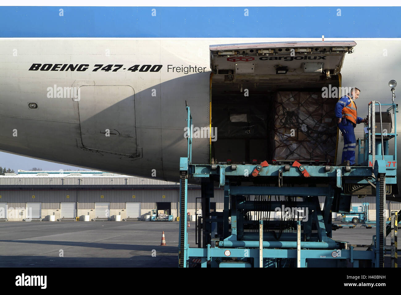 Le Luxembourg, l'aéroport, enfant trouvé, cargo, responsable, travailleur, le modèle ne libération Benelux, aéroport international, Luxemburg-Findel Cargocenter air lux, avion cargo, Boeing 747-400, de la machine, de la cargaison, hayon, ouvertement, chargé, déchargé, le transport, la promotion, le fret aérien, le fret, l'aviation civile, le trafic aérien, le trafic aérien, de la logistique, transport Avion Banque D'Images