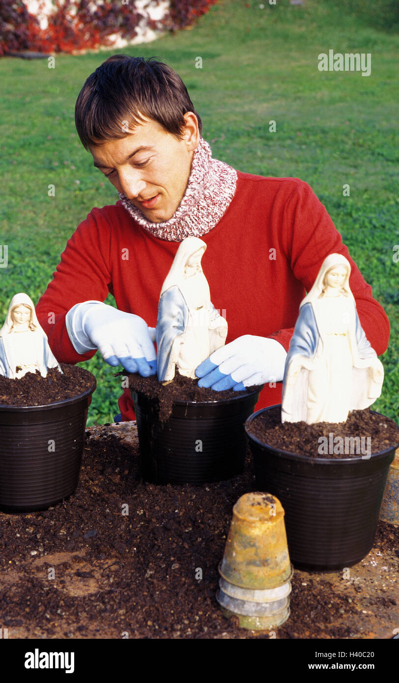 Jardin, homme, Madonna, eintopfen, portrait, portrait de l'homme, de 20 à 30 ans, affectueusement, soigneusement, hobby, jardinage, jardinier, jardinier amateur, les figures d'un saint, Marien, implant, icône, la fertilité, la croissance, la foi, la religion, madones, scurrility, s Banque D'Images