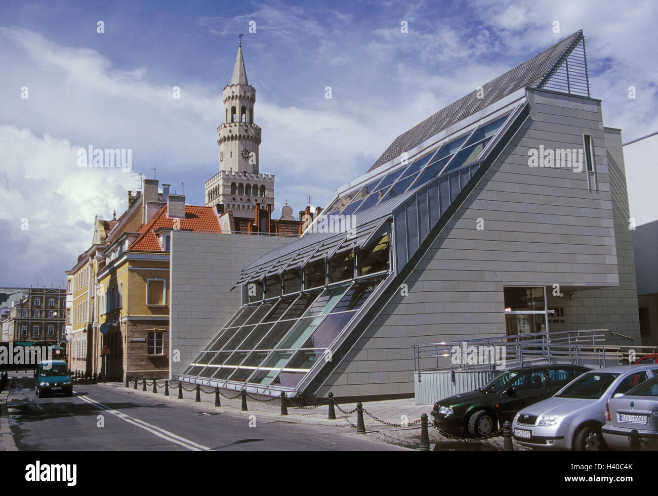 Poteaux, Silésie, Oppeln, partie commune, bâtiment, architecture, vieux, à nouveau, l'Europe, Rzeczpospolita Polska, Slask, Opole, ville, structures, contraste, historiquement, l'acier de construction moderne, de verre, de l'hôtel de ville tour, maisons d'habitation, les progrès Banque D'Images