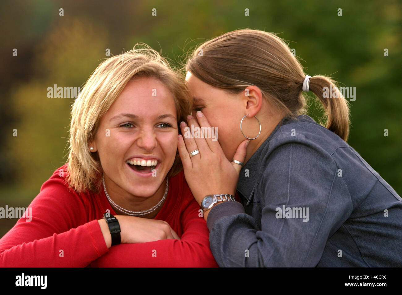 Amis, murmure, heureux, portrait, à l'extérieur, 16 - 17 ans d'Entrust, les filles, les adolescents, les filles de l'adolescent, l'amitié, les amis, secret, whisper, de communication, de divertissement, de confiance, de faire connaître, gossip, blasphémer, clap, gossip, conversation, secrètement, la joie, l'amusement Banque D'Images