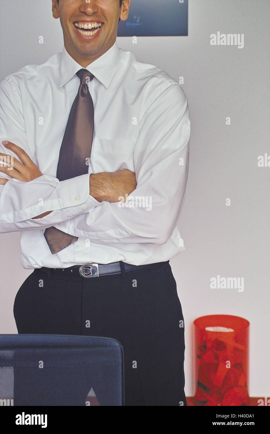 Manager, rire, les bras croisés, gondolé, homme, 30 ans, chemise, cravate,  gaieté, joie, plaisir, office, greffier, employé de bureau à l'intérieur  Photo Stock - Alamy