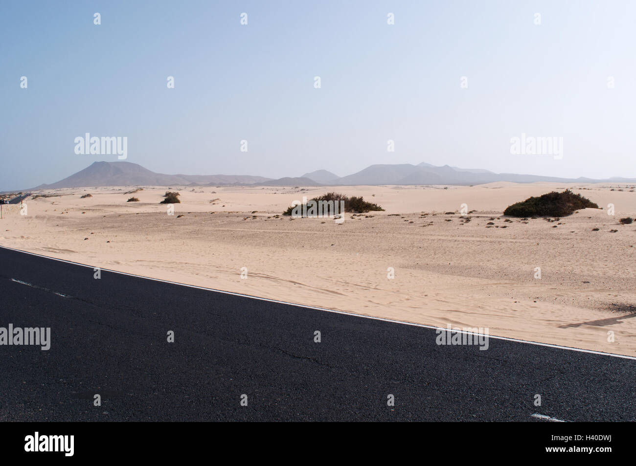 Fuerteventura, Îles Canaries, Afrique du Nord, Espagne : mount, paysage désertique, routier et des dunes de sable dans le parc naturel de Corralejo Banque D'Images