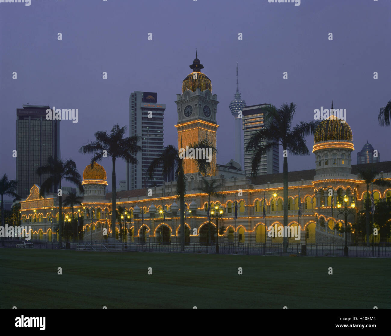 La Malaisie, Kuala Lumpur, Merdeka Square,, le sultan Abdul Samad Building, l'éclairage, la tombée de l'Asie, le capital, l'indépendance de l'espace, l'espace, parc, d'un bâtiment, d'architecture, la place d'intérêt, des lumières, tour de télévision, à l'extérieur Banque D'Images