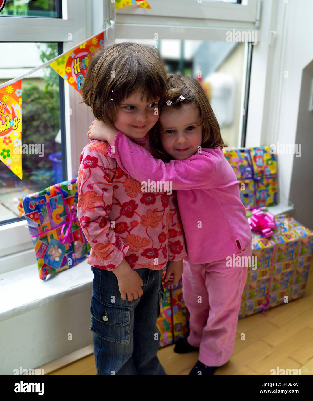 Les Filles Jumeaux Embrasser Cadeaux D Anniversaire A La Maison Les Enfants 4 Ans Soeurs Freres Et Sœurs Embrasser Sœur De L Amour La Solidarite Le Figureistic Anniversaire Fete Anniversaire Cadeaux Packen Joie Plaisir Les Filles Jumeaux Embrasser Cadeaux D Anniversaire A La Maison Les Enfants 4 Ans Soeurs Freres Et Sœurs Embrasser Sœur De L Amour La Solidarite Le Figureistic Anniversaire Fete Anniversaire Cadeaux Packen Joie Plaisir