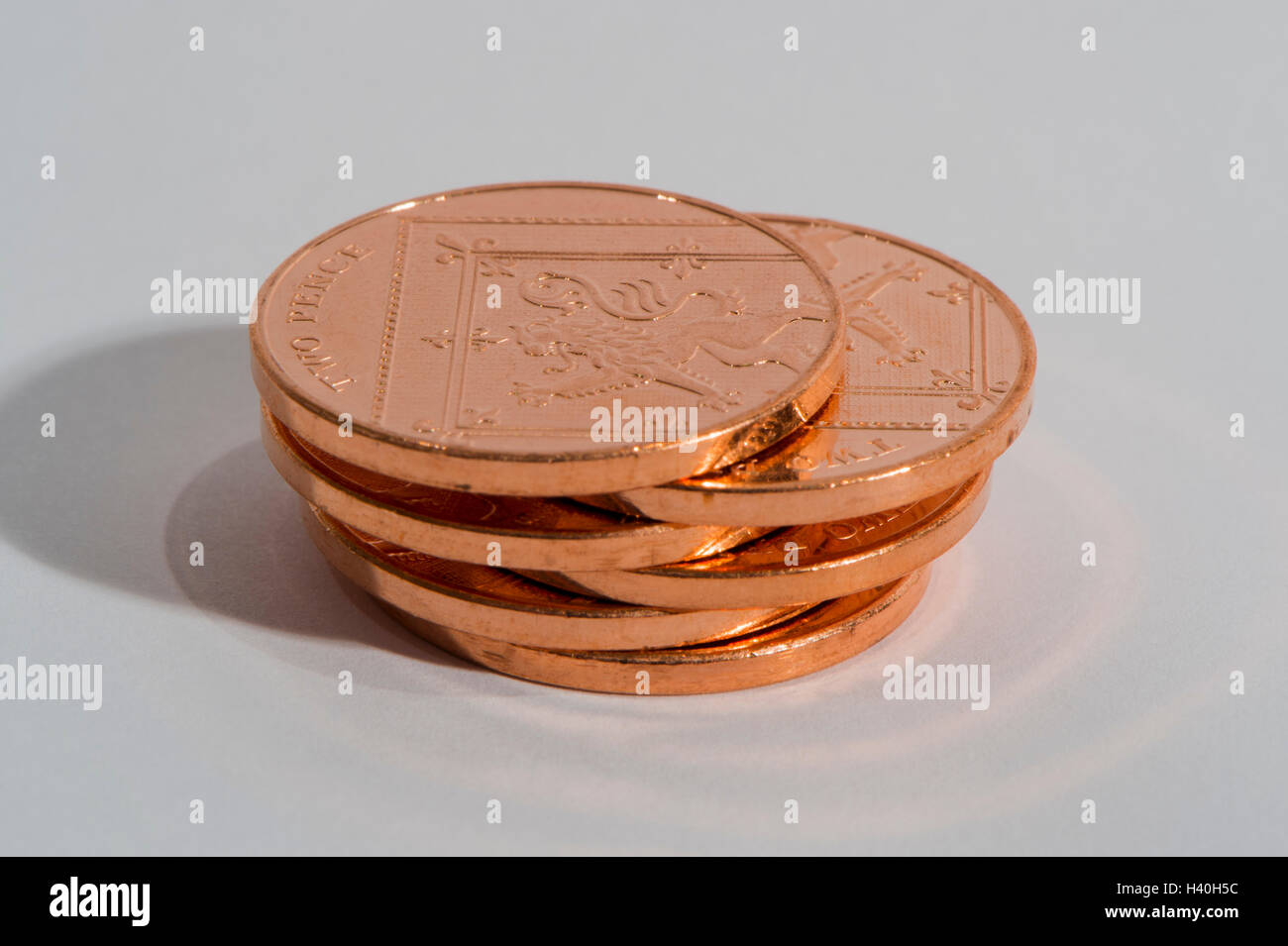 Pile de six, brillant, cuivre, deux pièces (12 pence pence au total) vu tails up - classeur à changer, c'est de l'argent avec peu de valeur. Banque D'Images