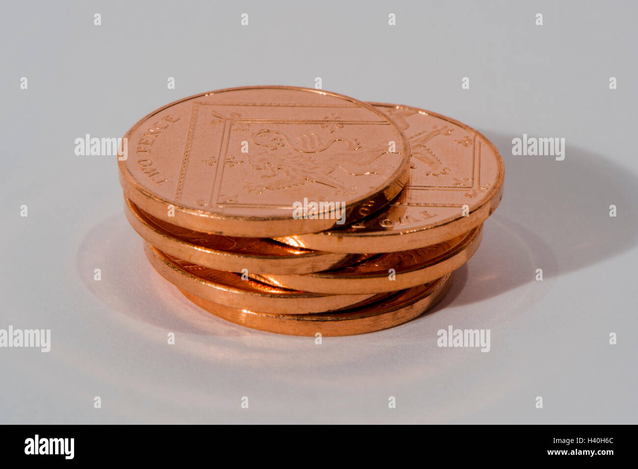 Pile de six, brillant, cuivre, deux pièces (12 pence pence au total) vu tails up - classeur à changer, c'est de l'argent avec peu de valeur. Banque D'Images