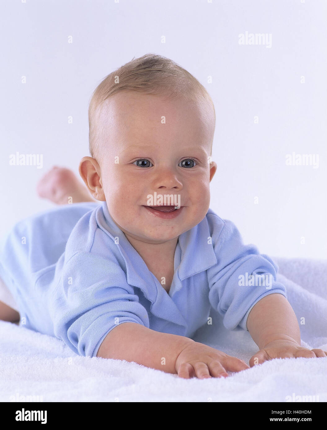 Caps Bebe Heureux Position Abdominale A L Interieur Studio Enfant Nourrisson Heureux Gaiete D Expression Amical Heureux Satisfait Satisfaction Fluage Krabbelversuch Photo Stock Alamy