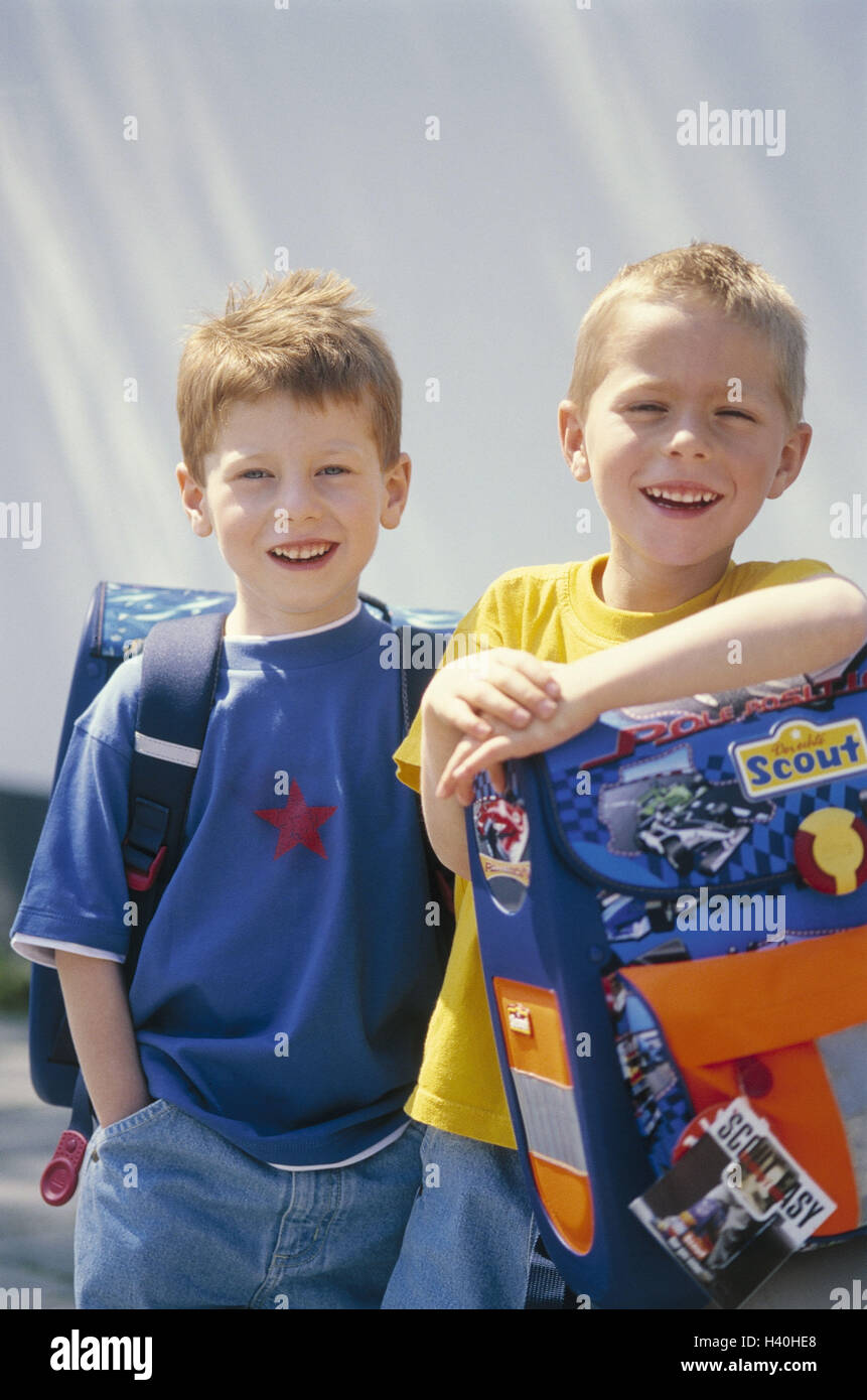 Les garçons, sacs d'école, sourire, Summers, à l'extérieur, les enfants, de 6 à 7 ans, deux, amis, garçon, ami, le même âge, les garçons de l'école, élèves, collégiens, écoliers, des cartables, sourire, voir l'appareil photo, icône, avenir, l'apprentissage, l'éducation, l'enfance, les heures d'école Banque D'Images