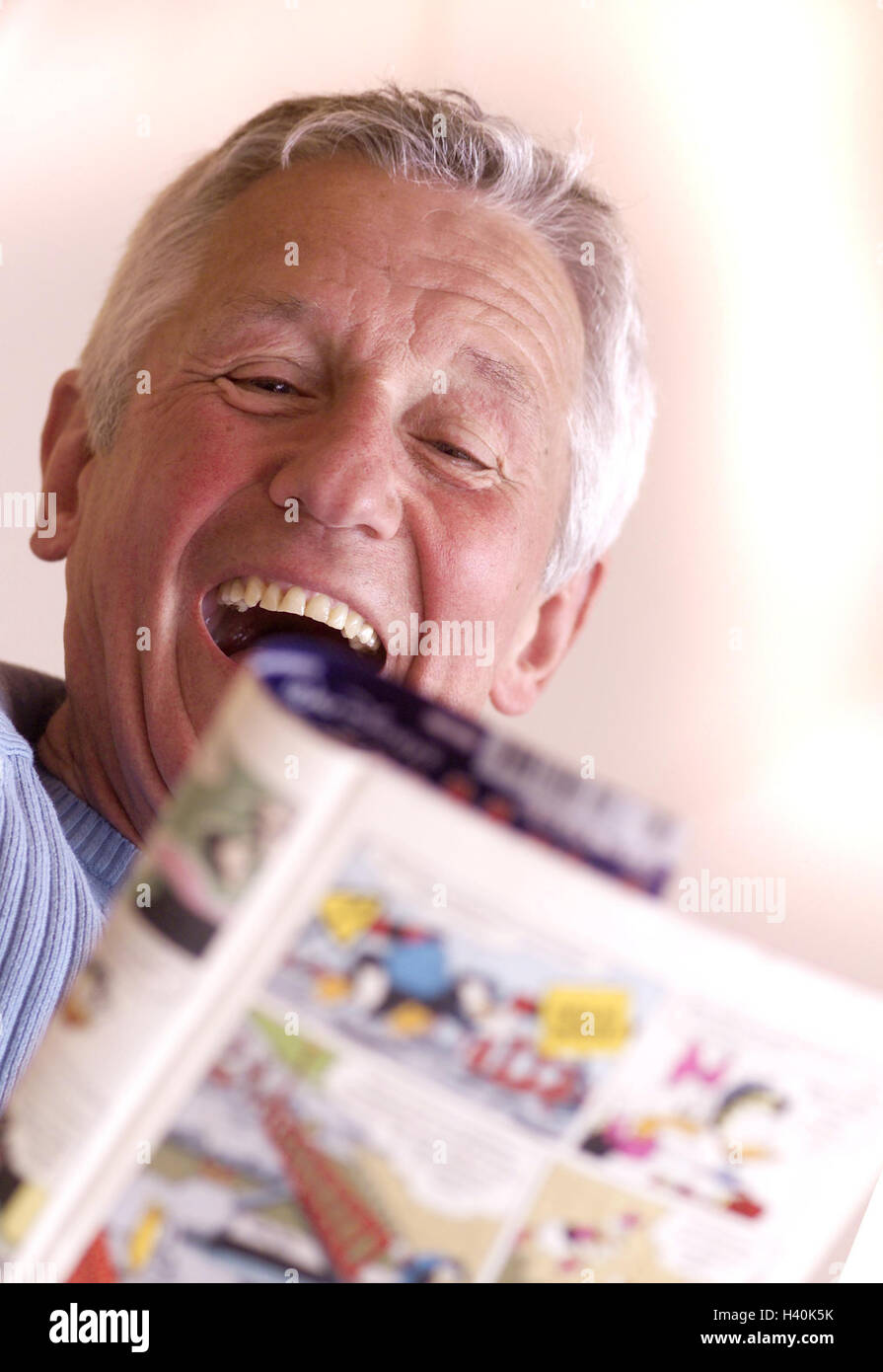 Canapé, patron, lire la bande dessinée, heureusement, l'homme, 60 - 65 ans rire, vieille personne, le meilleur de tous âge, naturel, bande dessinée, bandes dessinées, histoires en images, 'Micky' Souris, fun, humour, joie, entertainingly, activité, Jung-solde, fun, à l'intérieur, de 60 à 70 ans, Banque D'Images