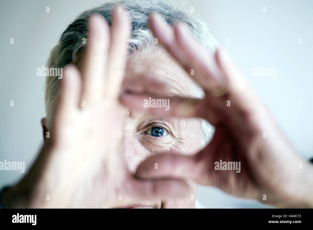 Patron, regardez, geste, doigt, former, notch, oeil, vue, portrait, homme, vieux, vieille personne, 60 à 70 ans, le meilleur de tout âge, le pensionné, des personnes âgées, de la forme, mains, voir, voir, voir, regarder, observer, curiosité, champ de vision, l'icône, la conception, la perception, point de vue, vue, inspiration, voir le cas, vue, angle de vue, l'avenir, approche, fun, humour, Banque D'Images