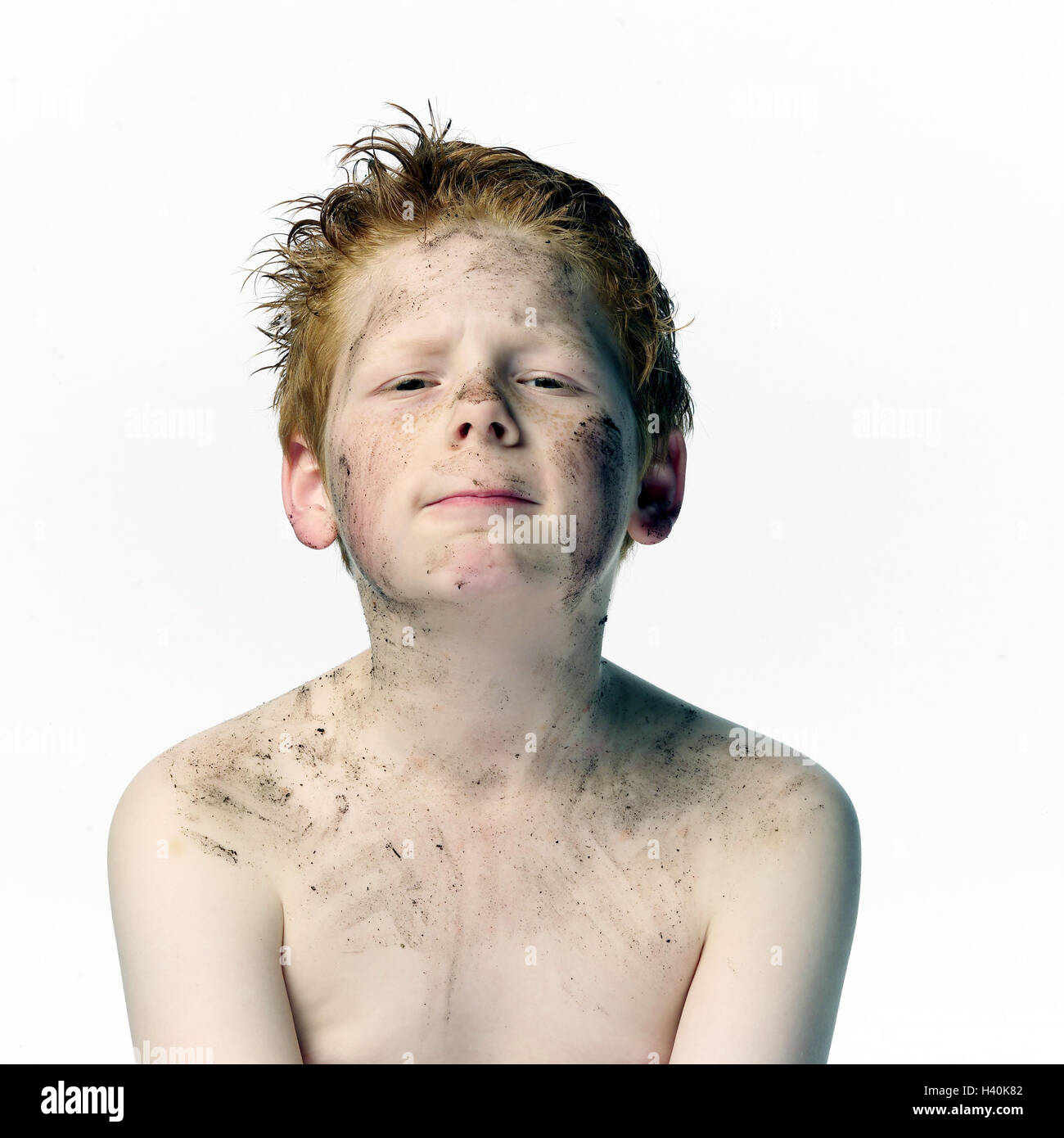 Enfant, garçon, red-haired, partie supérieure du corps, dirtily, portrait,  l'enfance, de l'apparence, de corps, de saleté, d'expression, de rousseur,  fun et avec confiance, effronté, sourire, cut out Photo Stock - Alamy