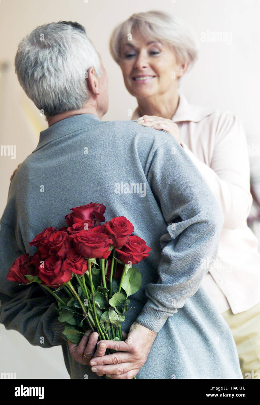 Couple De Personnes âgées Homme Bouquet De Roses Femme
