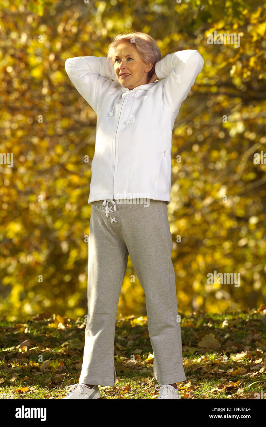 Park, senior, exercices de gymnastique, automne, 65 ans, femme, Best Agers, gymnastique, gymnastique, motion, sportily, sport, fitness, santé, activité, concentration, conscience du corps, de la santé, consciente de la sportive, loisirs, hobby, parc, autumnally, FRV Banque D'Images