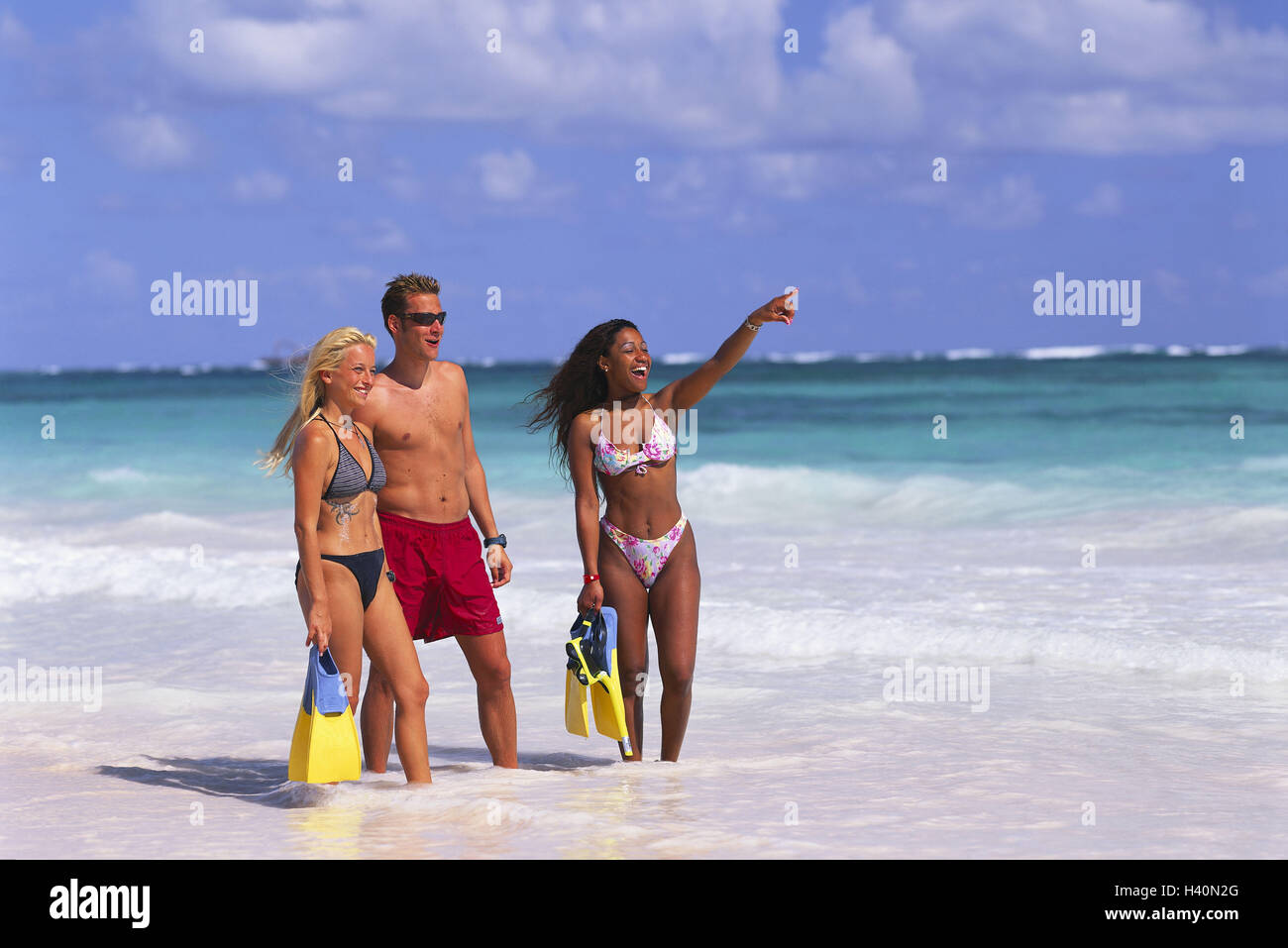 La République dominicaine, Punta Cana, Bavaro, la plage, les femmes, les deux, l'homme, de l'eau, faible profondeur, rendez-vous, femme, point jeunes, à pied, locations, natation palmes, femme Banque D'Images