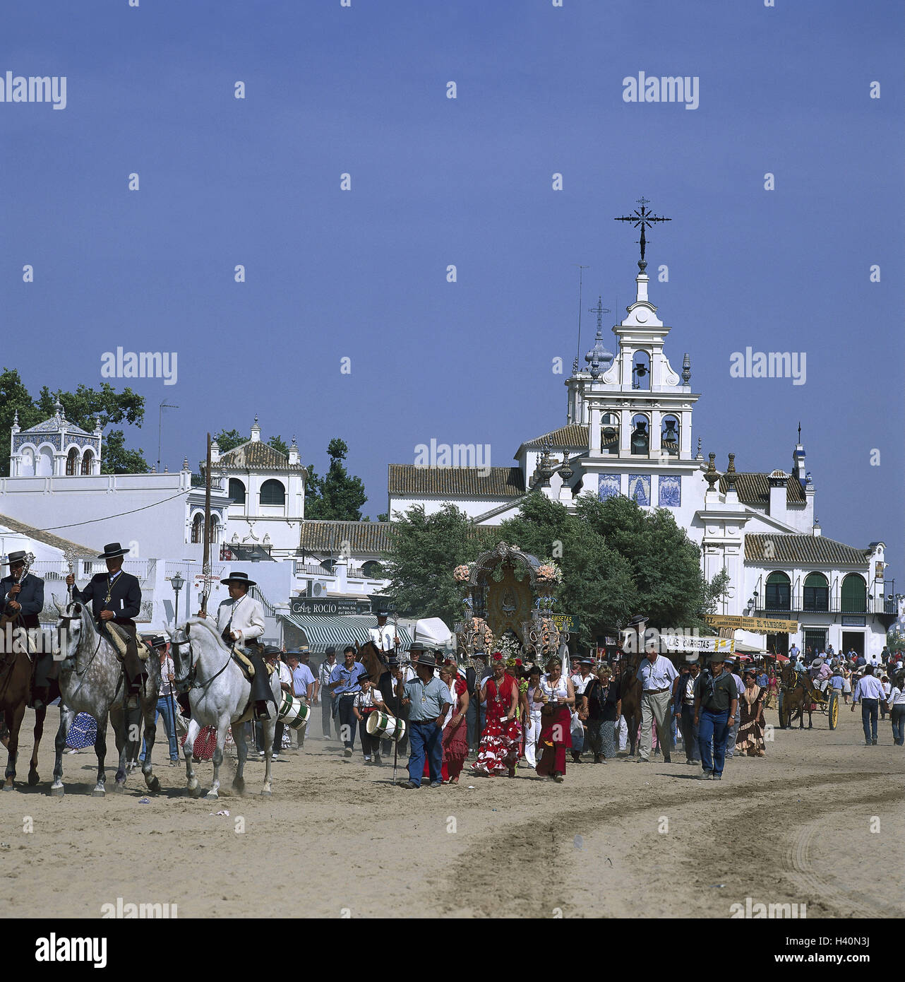 Espagne, Andalousie, province Huelva, cuillère à soupe Rocio, Pentecôte Romeria cuillère à soupe Rocio, pageant, le modèle ne libération !, Europe, Südwesteuropa, Péninsule ibérique, le sud de l'Espagne, tradition, folklore, fête en l'honneur de la vierge, la Pentecôte, les croyants, la foi, la religiosité, des traditions, des chevaux, des hommes, des femmes, ride, rendez-vous, procession, traditionnellement, les participants, des bâtiments, de l'église Banque D'Images